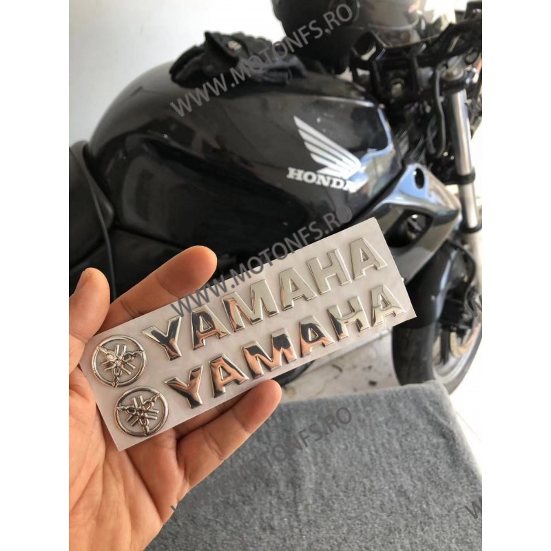 15CM X 3CM 2BUC AUTOCOLANT 3D CHROM YAMAHA 1JJU3 1JJU3  Autocolant / Stikare Carena 15,00 lei 15,00 lei 12,61 lei 12,61 lei